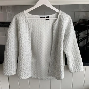 Bubbeljacka - Sjukt snygg och trendig jacka/kofta från Lindex, armarna går lite över armbågarna. Pris går att diskutera🌸