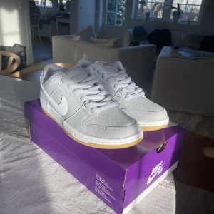 Stl. 42,5 - SB Dunk Low ”Grey Gum” - Nike Dunk Low SB ”Grey Gum” Helt nya, aldrig testade. Kvitto finns Andra funderingar? Skriv i pm 