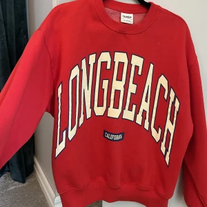 Sweatshirt  - Säljer min röda sweatshirt från pull and bear. Säljer pågrund av att den inte kommer till användning längre. Den är i storlek S men sitter lite overzized på mig som vanligtvis har st Xs. Köpt för ca 300kr, säljer för 100kr! Skriv privat för fler bilder!❤️