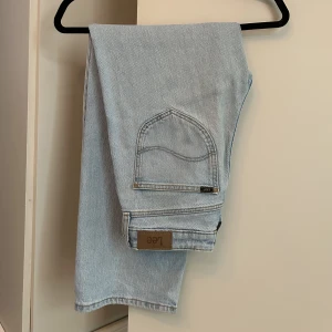 Jeans  - säljer mina älskade Lee jeans. Säljer pågrund av att dom inte har kommit till användning längre. Dom är low waist och är i storlek W26 L33. Dom är köpta för ca 1000kr säljer för 500kr. Pris kan diskuteras! Kom privat för fler bilder. 