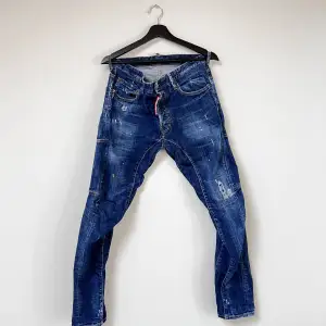 Ett par snygga stentvättade Dsquared2 jeans i storlek 46. Bra skick