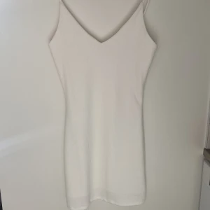 Klänning - Tajt vit klänning från mango! Skit snygg och är i tjockt material vilket gör att den inte är genomskinlig!