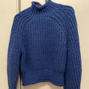 Jättesnygg tröja från HM, köpt på hm. Färgen är helt slutsålt på hemsidan.Säljer då den inte kommer till användning. I storlek xs Nypris: 299  mitt pris: 45