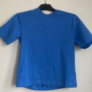 Blå T-shirt - Helt ny dock inte lappen kvar. Storlek Xxs
