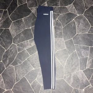 Adidas träningsbyxor  - Mörkblåa. Använda ett få par gånger. Säljer för att de blivit för små. Storlek står på tredje bilden. Ca 250-300kr nya.