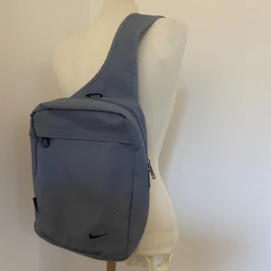 Nike väska  - Nike sidoväska. Två fack. 