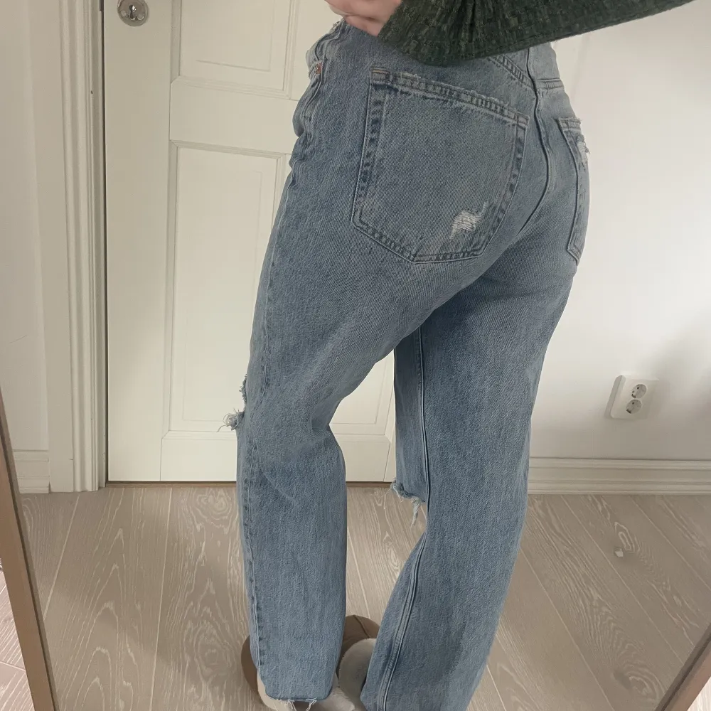 Jeans med slitningar från Gina tricot i storlek 36, lite lösa och oversize i passformen❤️. Jeans & Byxor.