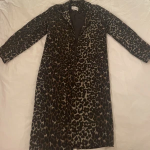 Kappa - Leopardmönstrad kappa från NAKD. Stl. 32 men skulle säga att den mer liknar en XS storleksmässigt. <3 