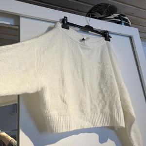 Off shoulder vit Tröja  - Jätte fin och mjuk off shoulder tröja aldrig använda köpt på h&m inge fel på men den är croppad och jag gillar inte det längre. Fungerar som en S