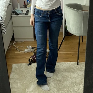 Low waist jeans från Zara - Jag säljer dessa mörkblå skit snygga  low waist jeans från Zara. Jag säljer de pågrund av att de ej kommer till användning längre❤️