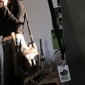 brun messenger bag - brun messenger bag i bra skick med litet fack på framsidan. dator får plats i så är en perfekt väska till skolan! säljer då den inte kommer till användning. läs bio innan köp, ha en fin dag <3