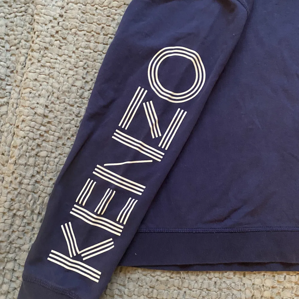 Kenzo tröja i fint skick, storlek xs, fint skick💕Trycket är på ärmarna . Hoodies.