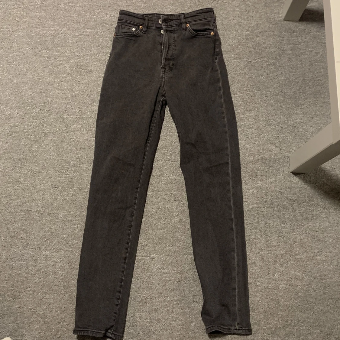 Svarta raka jeans 