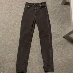 Svarta jeans från H&M. De är köpta för ett par år sedan och är i bra skick. Stretchiga och sköna. Är i en mom-jeans modell så de har en hög midja och lite rakare ben. Nypris ca 400kr.
