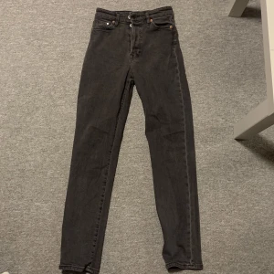 Svarta raka jeans  - Svarta jeans från H&M. De är köpta för ett par år sedan och är i bra skick. Stretchiga och sköna. Är i en mom-jeans modell så de har en hög midja och lite rakare ben. Nypris ca 400kr.