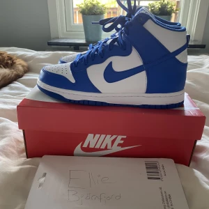 Nike Dunk High - Game Royal EU 40 - Köpte en storlek för liten och kan därför inte ha dem. Har gott runt med dem hemma för o känna av, men då de inte passar måste jag sälja dem. Både skorna och lådan som följer med är i nyskick. Nypriset: 3000kr Mitt pris: 2000kr  Ger alltså rabatt på 1/3 😊