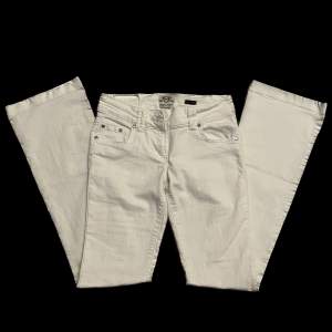 Super fina och perfekta lågmidjade Bootcut jeans från river island!! Midjemått: 71 cm  Innerbenslängd: 81 cm Budgivning ifall många är intresserade 🥰