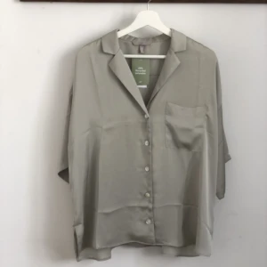 Silkes skjorta  - Silkes skjorta från H&M aldrig använd! För stor och glömde lämna tillbaka, hoppas den kan komma mer till användning av någon annan!