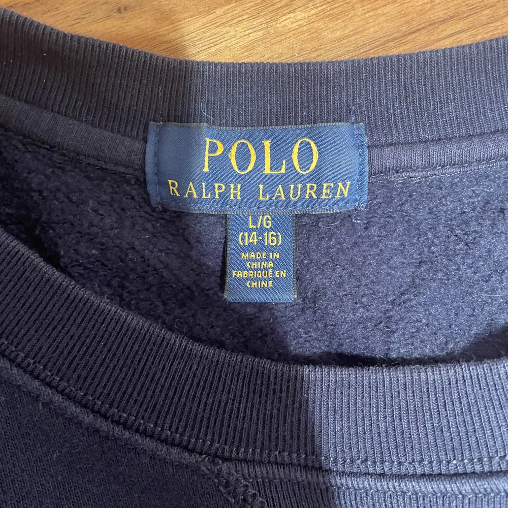 Säljer min jätte fina Ralph lauren tröja i nyskick! Köpt för 995 kr och jag säljer för 350❤️. Tröjor & Koftor.