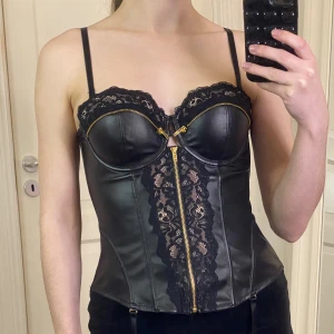 Korsett  - Fin korsett topp från hunkemöller i storlek 75b. Helt oanvänd så i mycket bra skick. Säljer för 300 kr plus frakt. 💖
