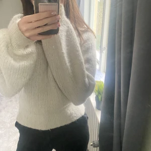 Samsøe samsøe stickad tröja  - Så himla fin tröja från samsøe samsøe i en allpacka och ull blandning. Jätte fint skick. Köparen betalar frakt 💕köpt för typ 1000kr