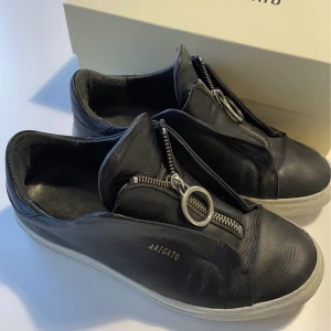 Axel Arigato Clean 90 Zip - Axel Arigato skor i storlek 38, i använt skick. 