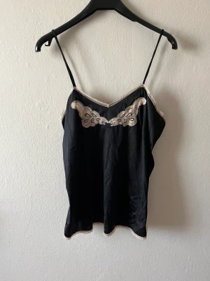 Linne - Jättegulligt vintage linne. Köpt från Depop men passar tyvärr inte som jag skulle vilja. Står ingen storlek på men skulle säga M. 