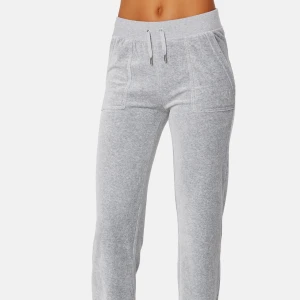 Grå juicy - Säljer mina fina gråa juicy! Är i fint skick, knappt använda. Säljer då ja knappt använder dom å gillar it färgen. Skriv om du har nån fråga!❤️