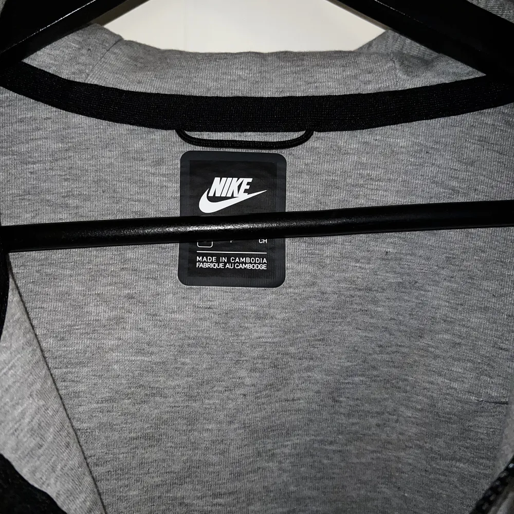 Grå Nike Tech Fleece kofta i nyskick. Då nypris ligger på 1000+ kr är detta ett väldigt generöst pris. Först till kvarn!. Hoodies.