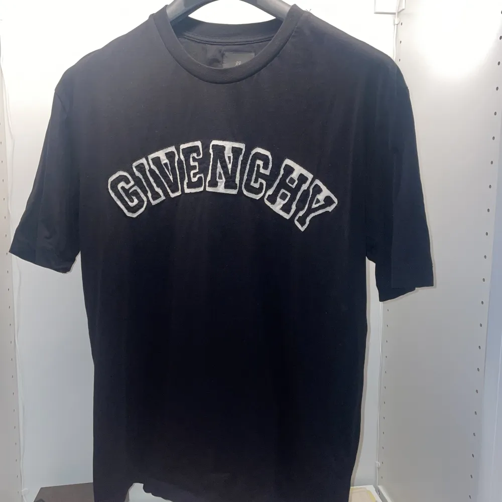Fräsch Givenchy t shirt, storlek M. Grymt skick. . T-shirts.