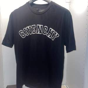 Fräsch Givenchy t shirt, storlek M. Grymt skick. 