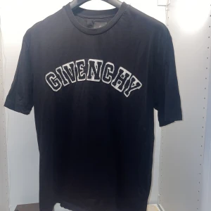 Givenchy t shirt  - Fräsch Givenchy t shirt, storlek M. Grymt skick. 