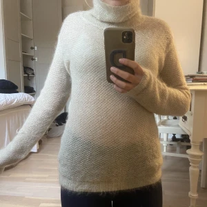 Stickad tröja  - Stickad tröja från Rodebjer❤️‍🩹i 60% mohair. Storlek XL men är mindre i storleken!