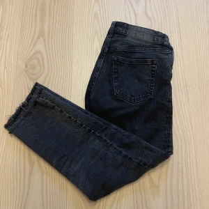 Jeans - Ankelhöga jeans från Cheap monday! Modellen/färgen heter revive black smoke 
