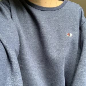 Sweatshirt - Blå sweatshirt grön Champion i storlek xl, men passar s-xl. Bra kvalitet och superskön!