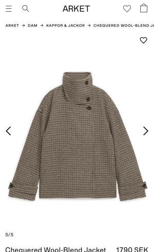 Ny jacka/kappa från arket - Säljer min jacka från Arket. Den är inköpt för max en månad sen och använd ett par få gånger men är precis som ny. Nypris 1790kr, säljer inte för mindre än 1000☺️storlek 34