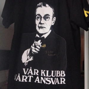 Aik merch - Köpte för trycket ingen stor fan av fotboll någon har signerat den vet ej vem det är eller om det är bara nån random namn men ey köp🧑‍🔬