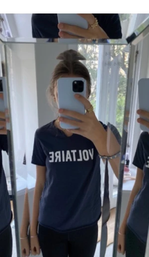 Zadig t-shirt  - Mörkblå Zadig t-shirt som jag köpte för cirka ett år sen. Den har inga tydliga defekter på användning. 