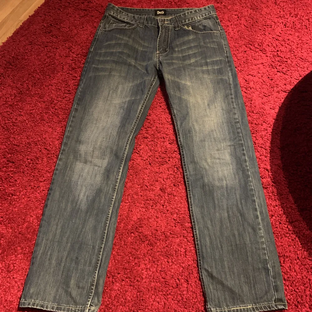 Gällande D&G jeansen. (buda där)Många som frågade efter bilder på hur de sitter på. Här ser man att de är straight legged. De är för stora & för långa för mig som ni ser. Jag är 158cm lång, och brukar ha 36 i jeans storlek annars. Byxans längd är 110 CM!!. Jeans & Byxor.