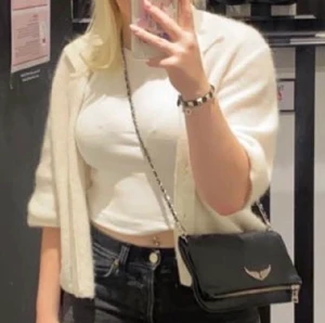 kashmir kofta från other stories - typ helt oanvänd köptes för 695 kr i sommras, säljer för jag inte använder, super mjuk🫶🏻pris kan diskuteras 