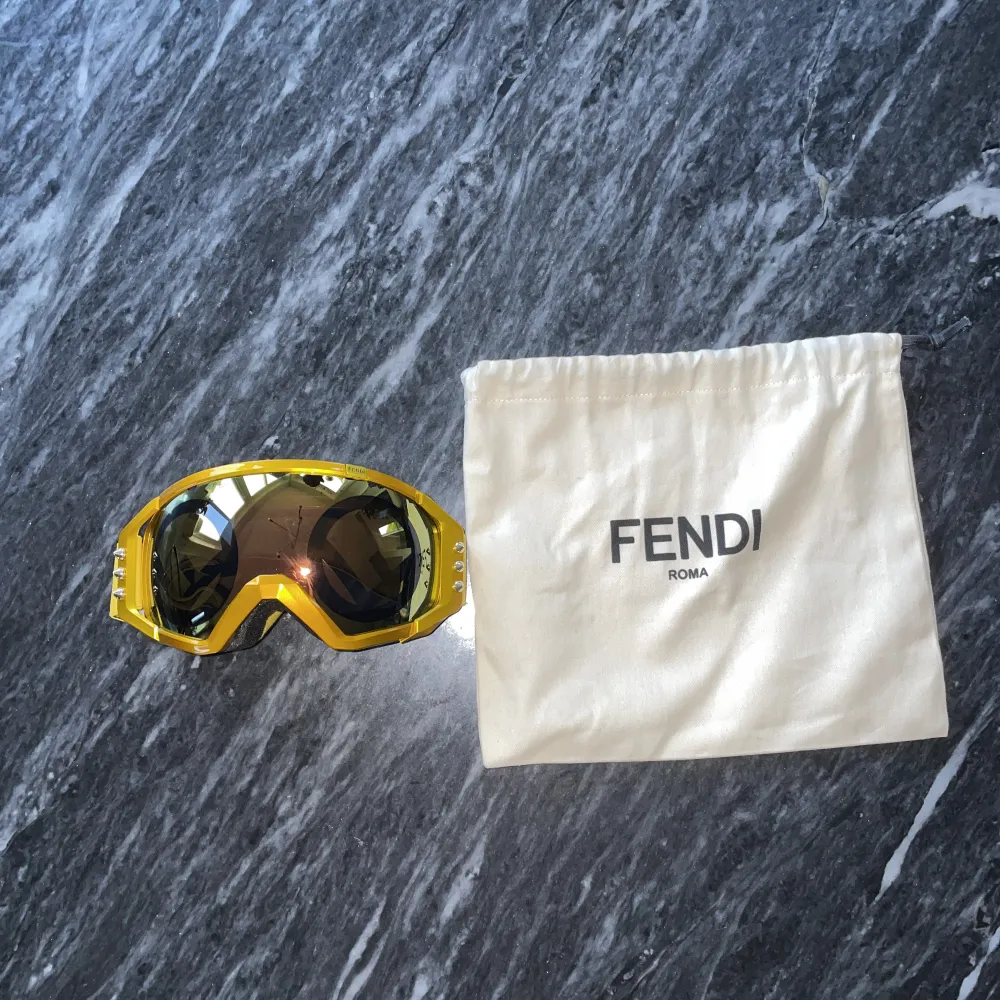 Fendi skigoggles köpte på en butik i Köpenhamn. Aldrig använda och helt i nyskick. Givetvis äkta, nypris 7200! Kom med bud!. Accessoarer.
