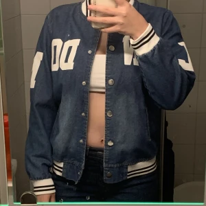 Jacka - Köp direkt för 100kr iklv frakt eller får du det på köpet  tsm med andra plagg  Har dock inget märke. Köparen står för frakten. Köp är köp!💕