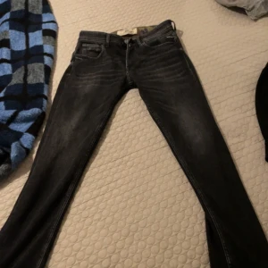 Replay jeans  - Hej, säljer ett par riktigt fina replay jeans i färgen grå. Det är regular fit på jeansen. Använd enbart 1 gång. Skick 10/10. Möts upp i göteborg men kan även frakta (köparen står för frakten). Nypris 799kr