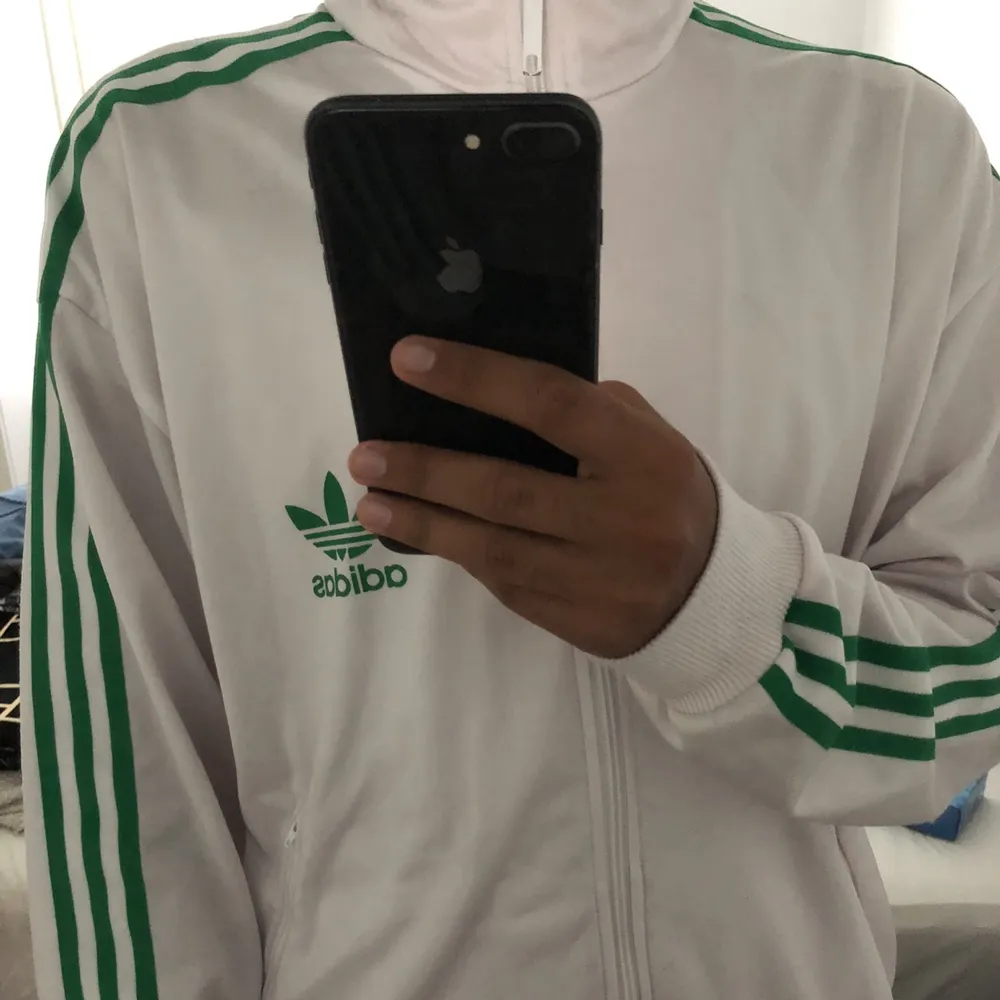 Adidas kofta. Storlek L sitter som oversized m. I väldigt bra skick. Pm vid frågor eller funderingar✌🏾. Hoodies.