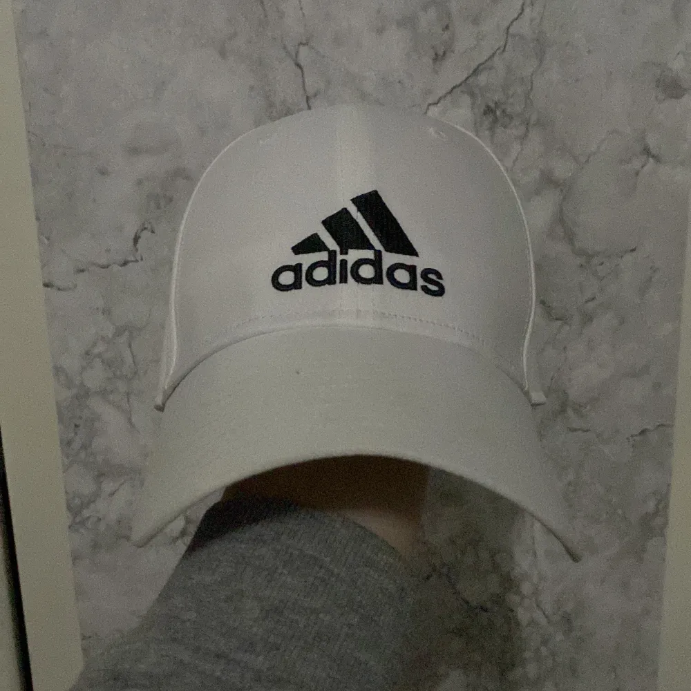 Adidas keps köpter för 199kr, använd fåtal gånger och är som ny. Hör av er vid frågor mm🫶🏼. Accessoarer.