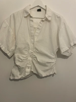 Tröja - Tröja i linne tyg med en sned knäppning. Använd fåtal gånger.