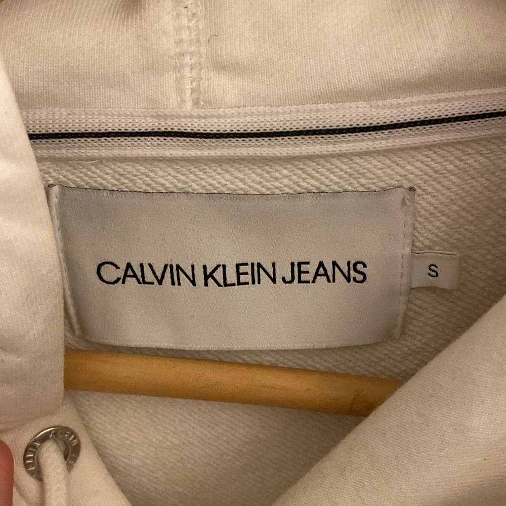 Säljer nu min vita Calvin klein hoodie då den inte kommit till användning💞. Hoodies.