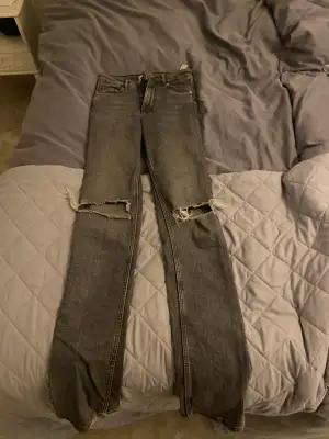 Ett par ljusgråa jeans från Zara. Lite bootcut aktiga med slits längst ner. Dom är andvända några få gånger och i jätte bra skick. Sitter nån cm under naveln