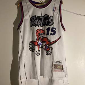 NBA Jersey Vince Carter Raptors bortaställ. Bra skick i storlek L. Mitchell & Ness köpt 1099kr. 