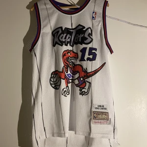 NBA Jersey Vince Carter - NBA Jersey Vince Carter Raptors bortaställ. Bra skick i storlek L. Mitchell & Ness köpt 1099kr. 